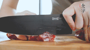 食材統(tǒng)統(tǒng)切成片，待用。