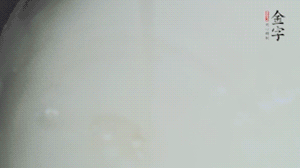 將浸泡了30分鐘的米放入電飯煲中，在水中加入半勺油。