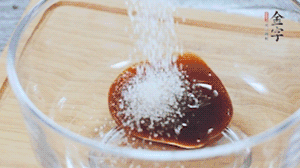 合上蓋子，啟動(dòng)電源煮飯。期間混合好調(diào)味汁。