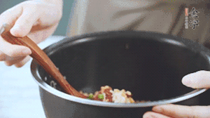 揭開鍋蓋，放上青菜，荷包蛋，就可以吃了。