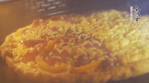 準(zhǔn)備好披薩餅皮，烤盤刷油后入烤箱預(yù)熱10分鐘，放上面餅后180度烤10分鐘。（現(xiàn)成買的披薩皮，就忽略此步驟）