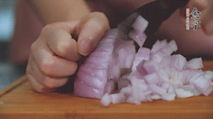 2.半個(gè)青椒、半個(gè)黃椒切圈、一個(gè)洋蔥切丁、三個(gè)白蘑菇切片備用。