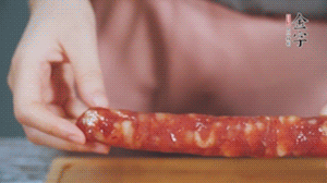 金字火腿肉香腸切成片狀。