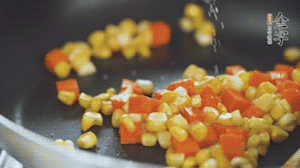胡蘿卜、玉米洗凈后，處理成粒，加鹽簡單炒制。
