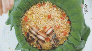 擺上金字醬肉，妥帖包裹好上鍋蒸。