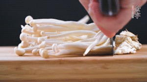 海鮮菇、蟹味菇去掉根部，洗凈。