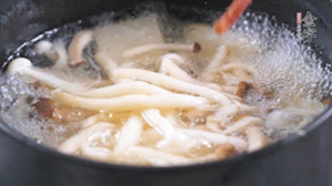 依次放火腿、豆腐，加水大火燒開，小火燉煮20分鐘，出鍋前撒上蔥花即可。