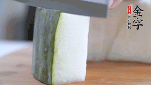 冬瓜去瓤去皮，切小塊。