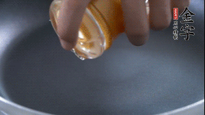 植物油入鍋，翻炒冬瓜。