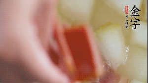 當冬瓜略透明時，加火腿加水，大火燉開后，再煮15分鐘。