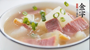 出鍋前撒上蔥花。