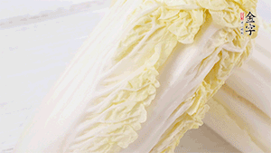 娃娃菜洗凈，對(duì)半切。