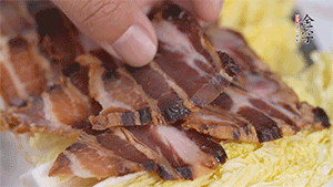 依次擺放娃娃菜和醬肉。