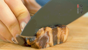 金字風味醬肉切成片，上鍋蒸15分鐘。