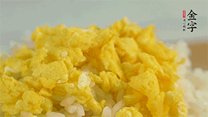 將雞蛋碎、西蘭花碎和放涼的米飯混合，用少許鹽、橄欖油調(diào)味。