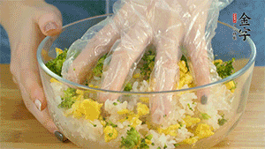 將飯團用手搓捏成圓球狀。