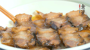 鋪上一片醬肉，撒點芝麻即可。