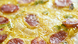 撒上一些芝麻，準備一些番茄醬，一份早餐就做好了。