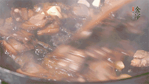 熱油下鍋，爆香蒜片。放入醬肉翻炒片刻后,下豌豆尖均勻翻炒。