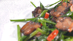 出鍋前加少許鹽調(diào)味。