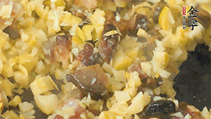 熱油起鍋，下醬肉丁炒香，再加入筍丁、適量水淀粉勾芡翻炒均勻。