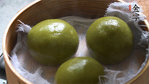 青團(tuán)上沸水鍋中蒸10分鐘即可。
