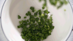 韭菜洗凈，切粒。