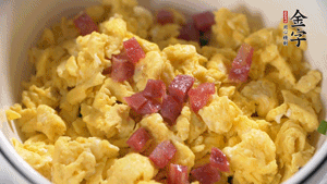 將香腸、韭菜、雞蛋攪拌均勻，可適當(dāng)加玉米油、十三香、味精調(diào)味。