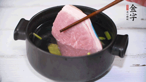 整塊豬肉，加蔥、姜片、料酒焯水。