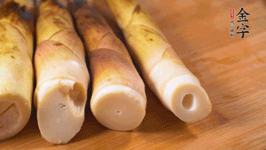 春筍剝?nèi)ネ鈿?，切成滾刀塊。