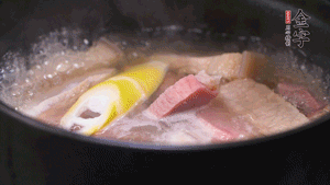 火肉、豬肉加料酒、清水大火煮開后，加入春筍小火慢燉40分鐘，出鍋前撒蔥花即可。