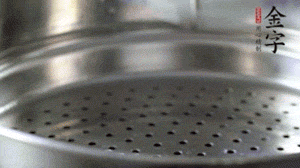 出鍋后，倒扣臘味，撒上蔥花即可。