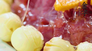 出鍋前10分鐘淋上蜂蜜，倒扣出來撒上桂花，擺上胡蘿卜裝飾即可。