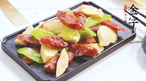 熱油下鍋，依次下金字香腸、萵筍、冬筍，均勻翻炒。