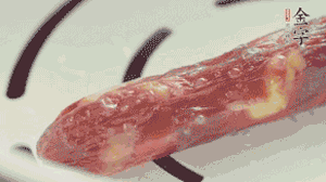 香腸蒸至半熟切片，筍切丁備用。