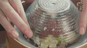 碗倒扣到盤中，擺上焯水后的熟蝦仁即可。