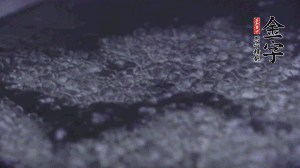 小青菜洗凈后，鍋中水燒開，放點鹽和滴幾滴油后燙熟。