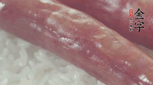 關(guān)上蓋子，煮到米飯露出時。