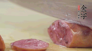 拿出香腸和臘肉，切成片后重新鋪入。