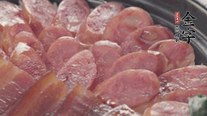 沿著米飯邊淋一圈玉米油，擺上小青菜，淋上醬油和湯調(diào)成的醬汁，撒上辣椒粒、香蔥末即可。