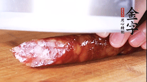 金字肉感香腸切成片，大蒜切末。