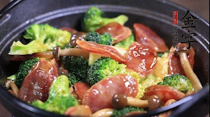 出鍋前加少許鹽、水淀粉即可。