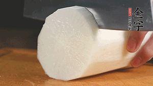 白蘿卜去皮切塊，豆芽洗凈。