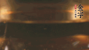 冷水下鍋，加入牛仔骨、姜片焯水備用。