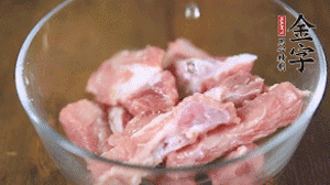 切成小段的排骨洗凈后，加姜片焯水3分鐘。