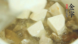 加入適量清水、黃酒燉開后，小火煮1小時即可。