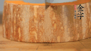 南瓜去皮洗凈后，切成規(guī)則的長(zhǎng)方形。