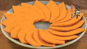 秋葵、南瓜交叉擺在盤中，然后香腸片置于上面，擺成花環(huán)狀。