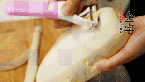 蘿卜去皮，切成絲。（如果用擦菜板，不能選擦成太碎的）