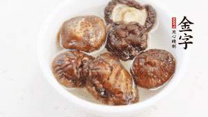 鍋加熱至7成，放蘿卜絲煸炒，加3粒冰糖翻炒至透明，盛出備用。